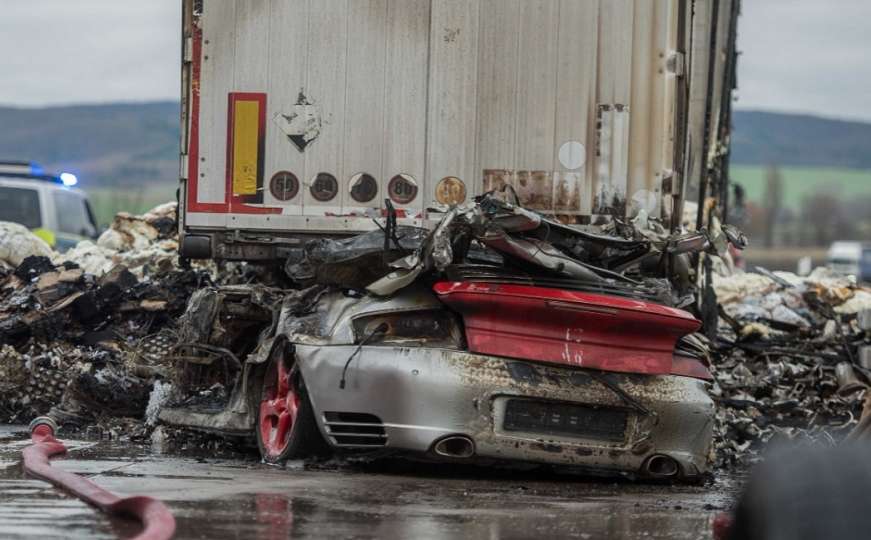 Stravičan udes na autoputu: Porsche 911 podletio pod bugarski šleper