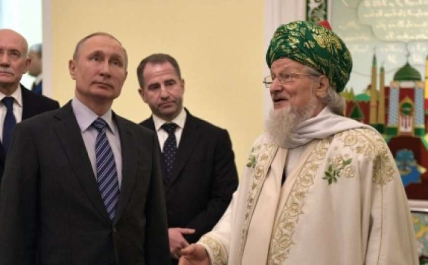 Putin u društvu vrhovnog muftije posjetio jednu od najstarijih džamija u Rusiji