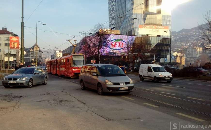 Sudar dva automobila na Marijin-Dvoru, obustavljen tramvajski saobraćaj