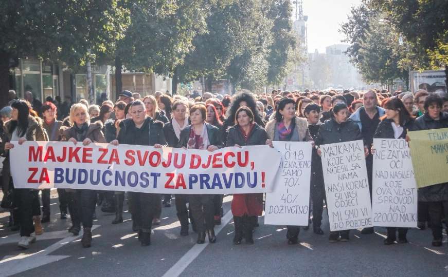 Protest u Podgorici: Majke troje i više djece traže vraćanje naknada