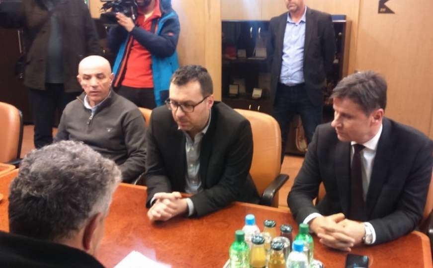 Postignut dogovor: Novalić radnicima Željezare obećao plaće do 30. januara 