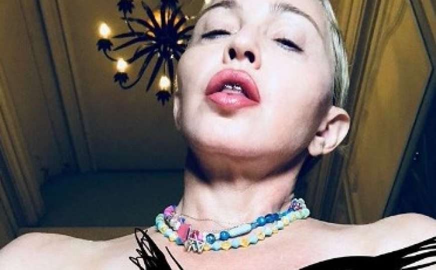 Madonna u toplessu na Instagramu napisala kako nema prijatelja 