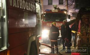 Požar u Sarajevu: Gorio stan u naselju Bjelave, vatrogasci istražuju uzrok