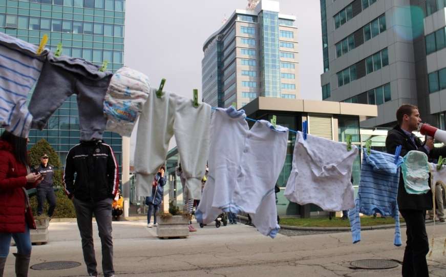 Protest majki: Na konopcu ispred zgrade Vlade RS-a izvješali dječiju odjeću