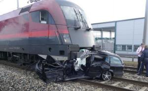 Strašan udes na pruzi: Lokomotiva zgnječila Škodu Octaviju Combi