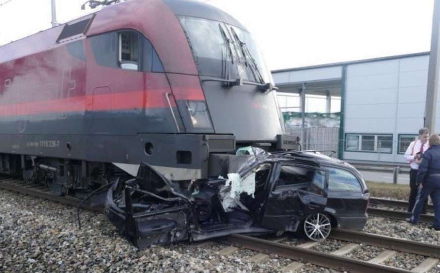 Strašan udes na pruzi: Lokomotiva zgnječila Škodu Octaviju Combi