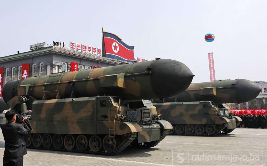 Dan pred Olimpijadu: Vojna parada dalekometnih projektila u Sjevernoj Koreji 