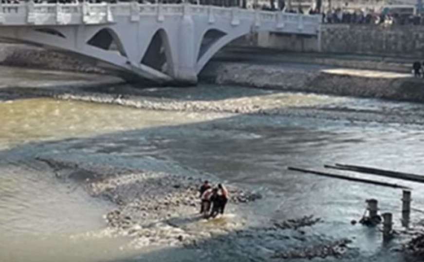 Djevojka se pokušala ubiti skokom u rijeku, pa je otac pretukao nakon spašavanja