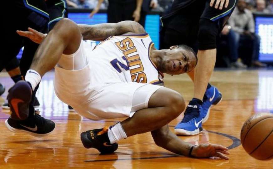 Uznemirujući snimak: Stravičan lom noge NBA košarkaša šokirao dvoranu