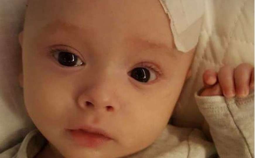 Nakon operacije tumora na mozgu maleni Arslan izgubio vid na jedno oko