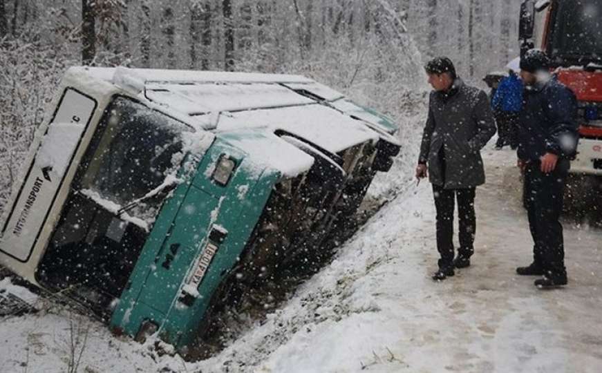 Snijeg prouzrokovao probleme: Autobus sletio s ceste, šest ljudi povrijeđeno