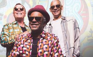 UB40 feat Ali, Astro & Mickey - She Loves Me Now