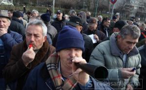 Protest radnika Hidrogradnje ispred Vlade FBiH: Izađi Fadile, ponesi naše pare