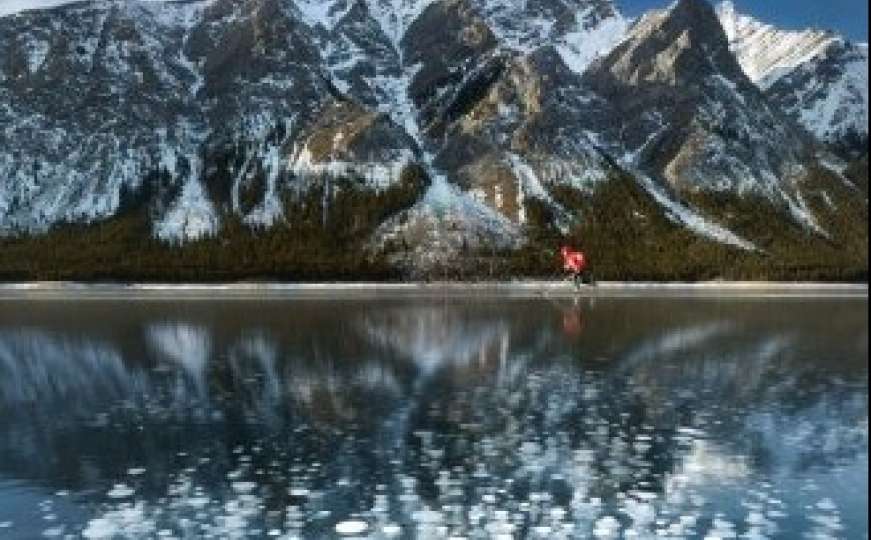 Nevjerovatan prizor: Ledeni mjehurići zarobljeni u jezeru
