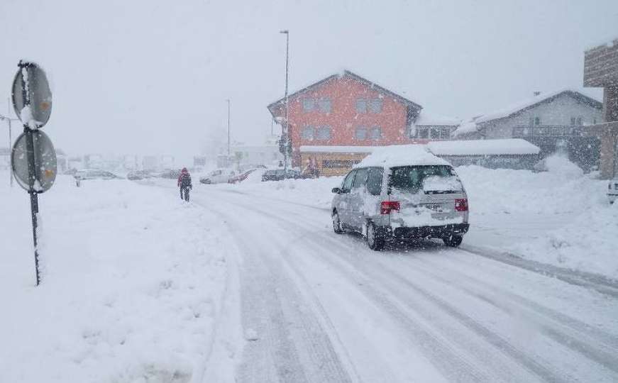 U Bihaću palo 50 centimetara snijega, nove padavine prouzrokovale brojne probleme