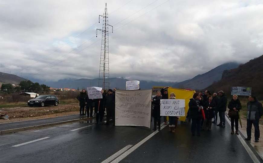 Radnici hotela "Ero" blokirali cestu M-17 u Mostaru: Samo želimo pravo na život