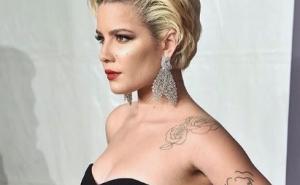 Problemi s haljinom: Popularna pjevačica se osramotila na crvenom tepihu