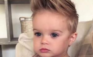 Dječak samo gleda TV, a ljudi se ne mogu načuditi njegovoj ljepoti