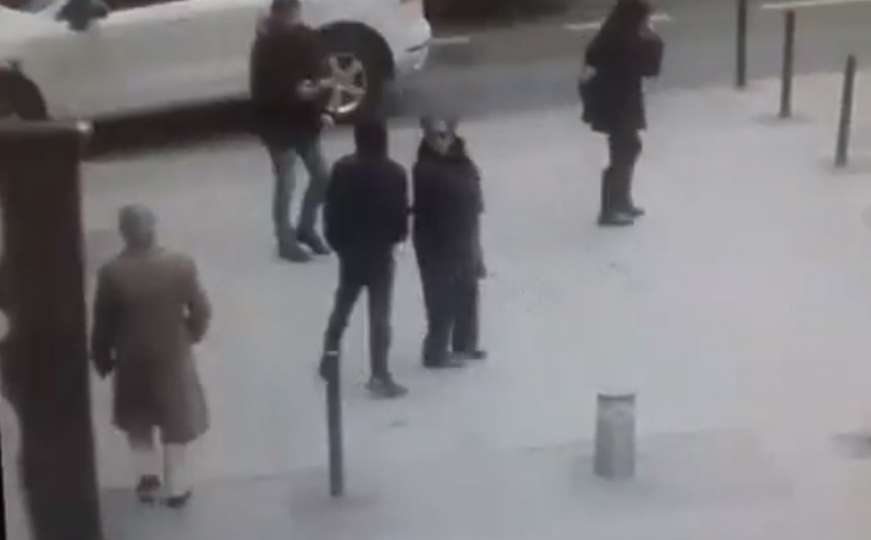 Objavljen snimak: Mladić pokrao ženu kod Katedrale u Sarajevu