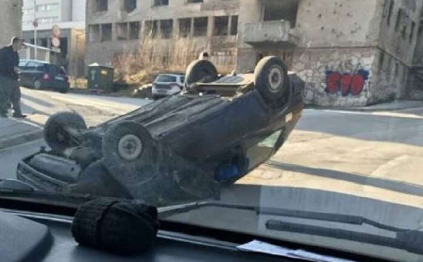 Saobraćajna nesreća u Sarajevu, automobil završio na krovu