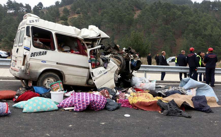 U stravičnoj saobraćajnoj nesreći smrtno stradalo osam osoba, osam povrijeđeno