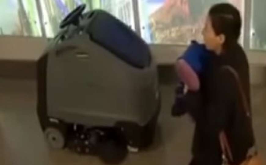 Šok na aerodromu: Kamere snimile ženu kako ostavlja bebu u zahodu 