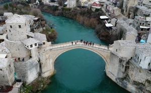 Stari most iz zraka: Turisti i tokom zime uživaju u ljepotama čuvenog mosta