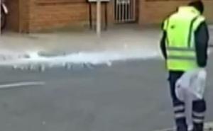 Pješaci izbjegli sigurnu smrt: S neba pao veliki komad leda 