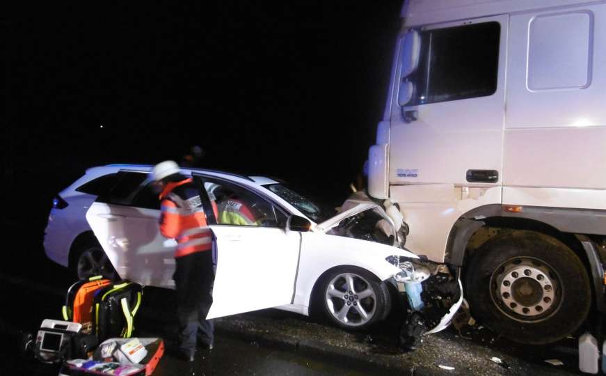 Sudar kamiona i auta: Tri osobe povrijeđene na sarajevskoj brzoj cesti