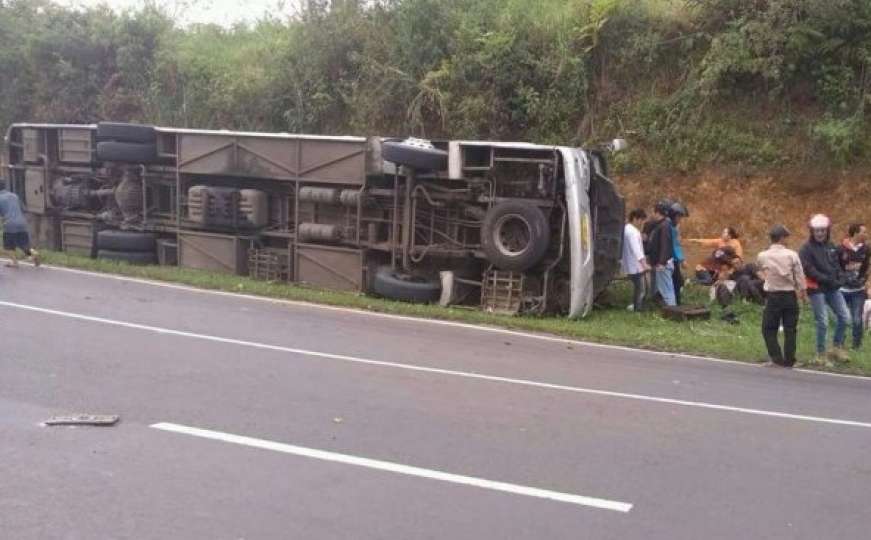 Najmanje 27 mrtvih: Autobus išao unazad jer mu je na uzbrdici otkazao motor