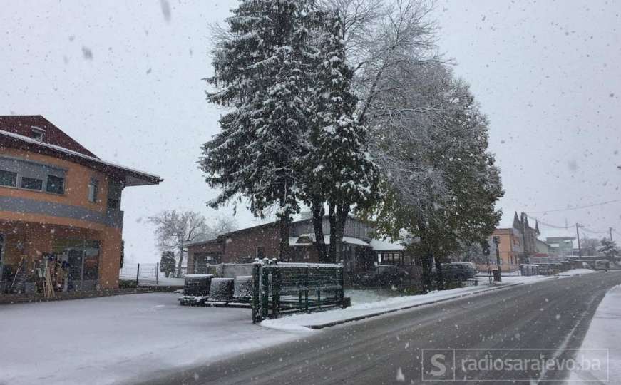 Na području Bihaća i Cazina zbog snijega prekinuta nastava u školama