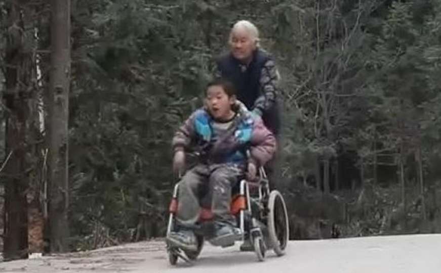 Požrtvovanost: Baka svaki dan 24 kilometra gura unuka do škole