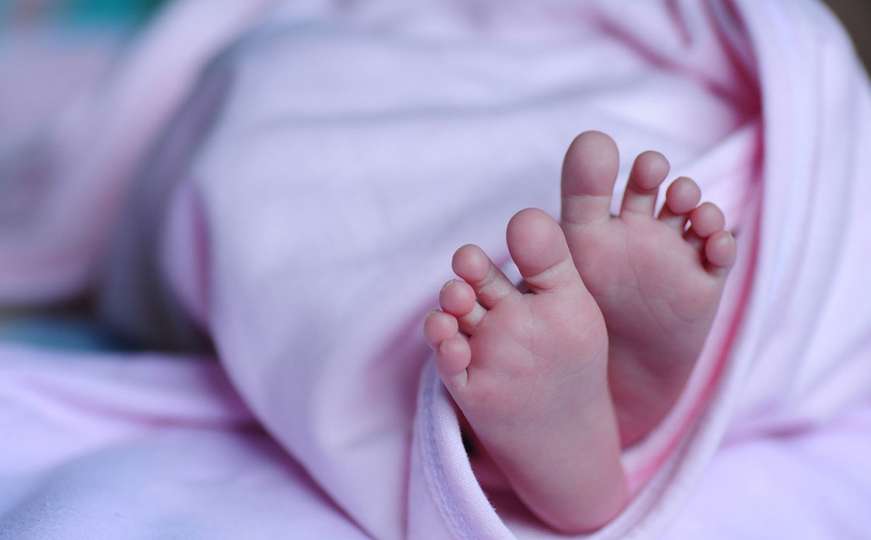 Tromjesečna beba se smrzla na smrt, roditelji uhapšeni