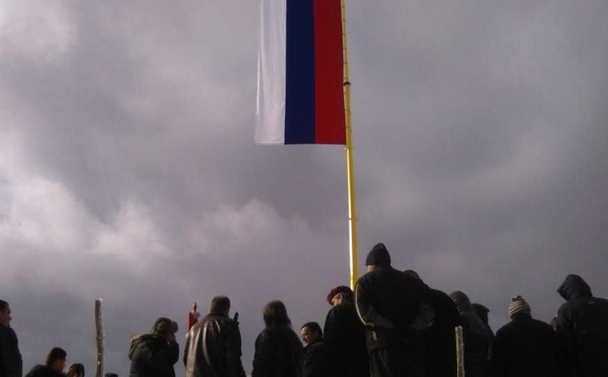 "Panteri" i "Vukovi s Drine" na Romaniji ponovo podigli najveću zastavu RS-a