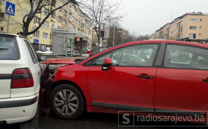 Sudar dva vozila u naselju Grbavica: Jedna osoba povrijeđena
