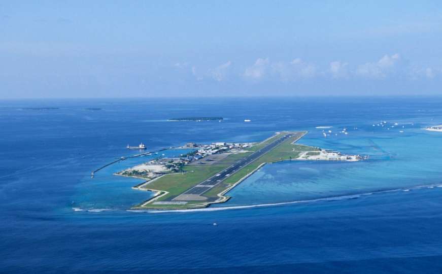Otok-aerodrom: Spektakularn prizor slijetanja na pistu usred okeana