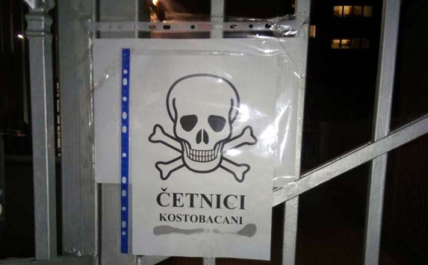 Plakat s mrtvačkom glavom na Ambasadi Srbije u Sarajevu