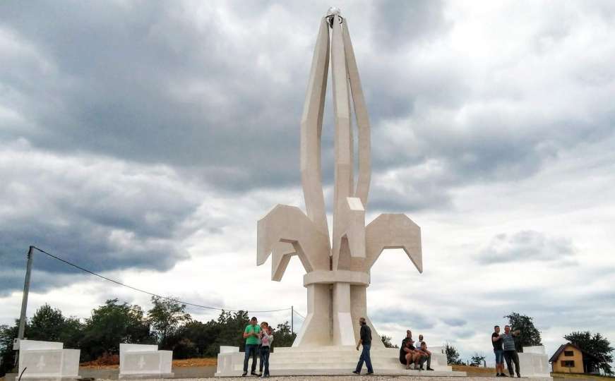 Spomenik borcima u Gradačcu: Ljiljan visok 16 metara budi posebne emocije