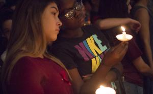 Suze, cvijeće i svijeće: Građani odali počast žrtvama napada na Floridi