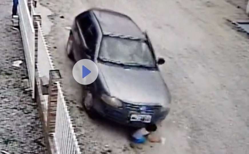 Uznemirujući snimak: Neoprezni vozač pregazio bratića na ulici