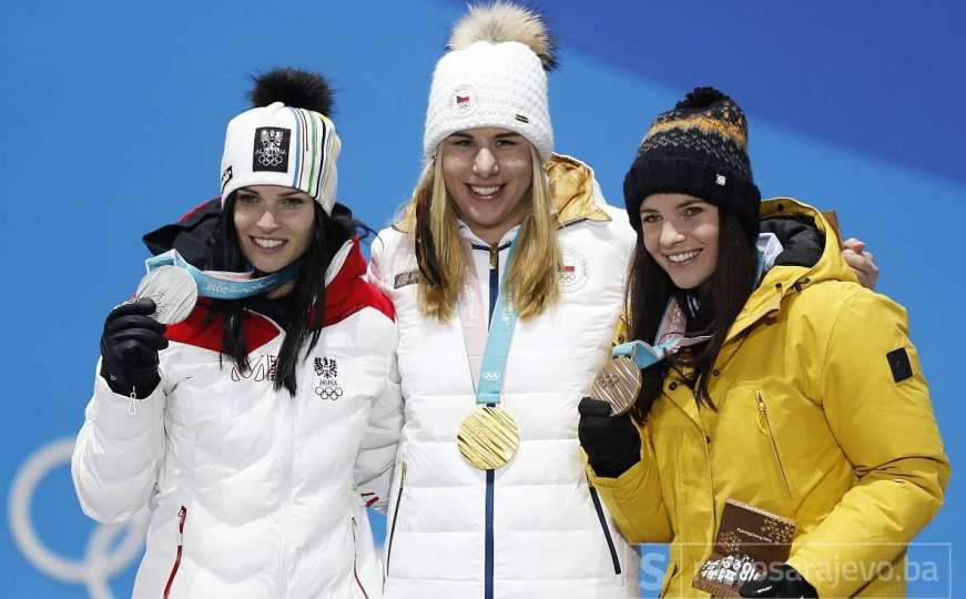 Ko je Ester Ledecka: Snowborderka osvojila zlato na posuđenim skijama