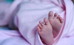 Tromjesečna beba preminula od gladi, a porodica nije imala novca ni da je sahrani