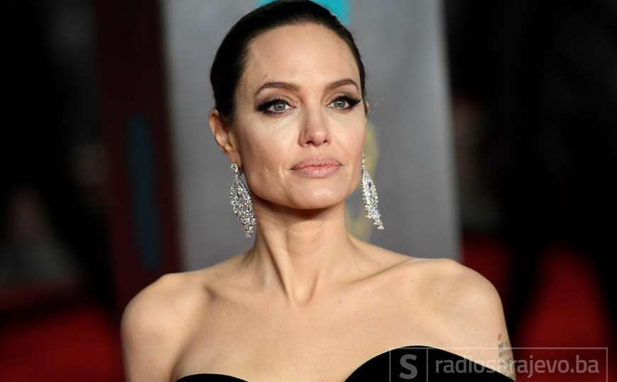 Angelina zablistala na crvenom tepihu, no leđima je zgrozila mnoge