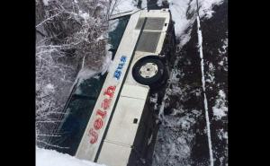 Autobus sletio u provaliju kod Jelaha, vozač se spasio iskočivši iz vozila