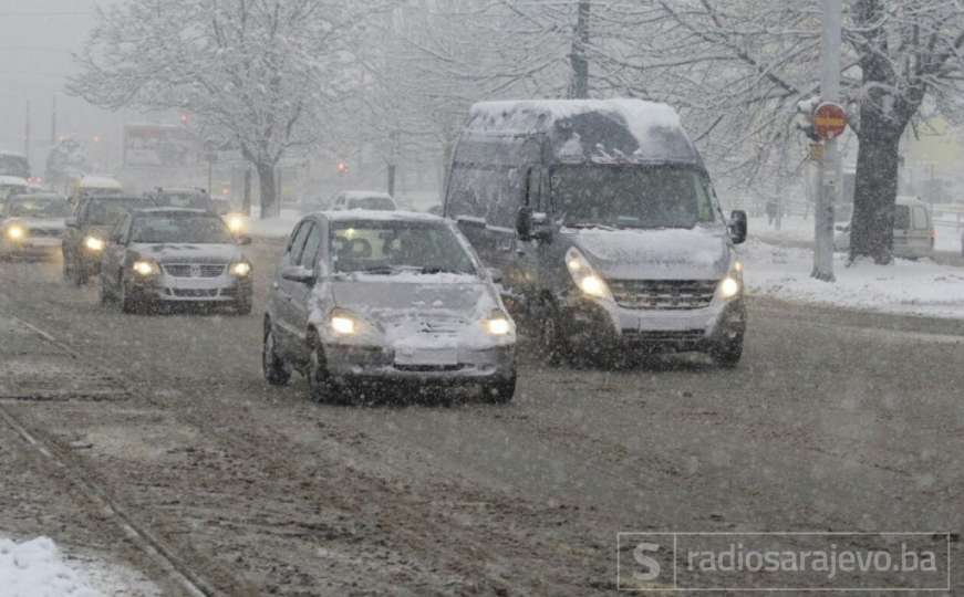 Zbog snijega i leda otežano saobraćanje na putevima u BiH