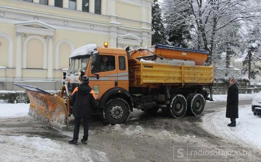 Na čišćenju snijega u Sarajevu angažirano 160 radnika i 50 vozila