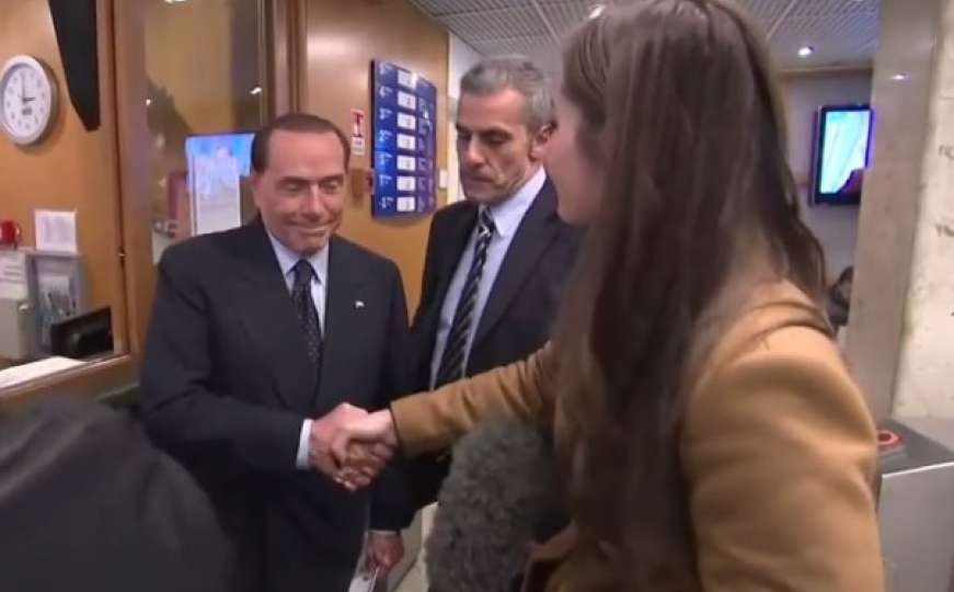 Berlusconi novinarki: Nemoj se više tako rukovati, niko te neće htjeti oženiti