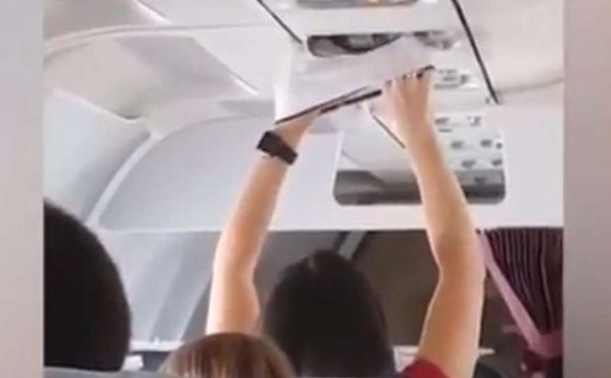 Žena usred aviona sušila veš: Mahala svojim gaćicama 20 minuta