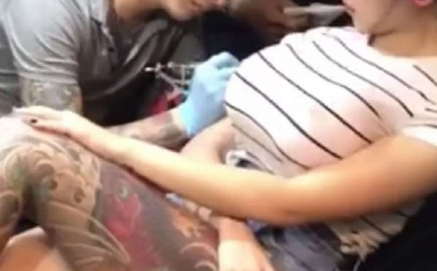 Ženi eksplodirale ogromne grudi dok se tetovirala 
