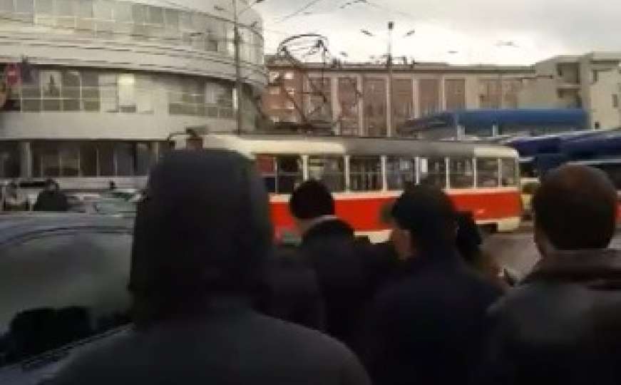 Bahati vozač BMW-a blokirao autobus i sedam tramvaja 